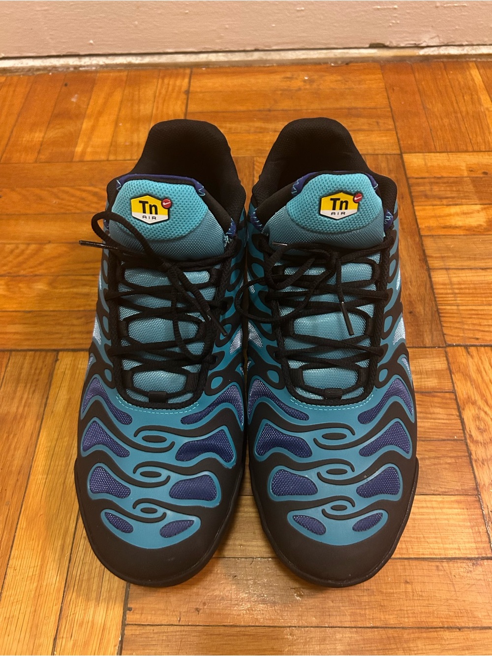 Nike Men’s Tuned Air Sneakers in Teal, Black & Purple (size 12)